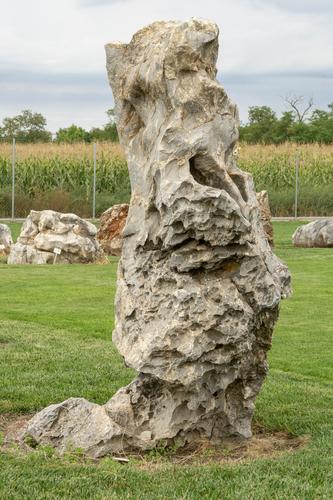 Solitérny kameň, hmotnosť 1000 kg, výška 190 cm